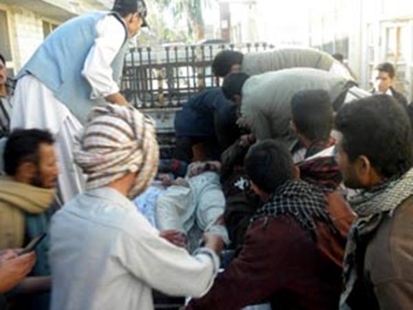 Bodies of the Hazara coalmine labourers being loaded onto a pickup Datsun.